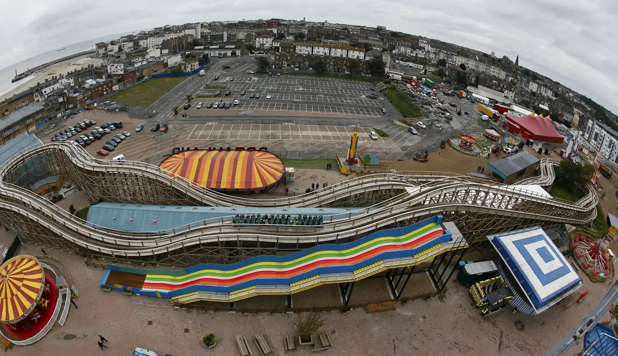 Inilah bentuk Wahana roller coaster tertua di Inggris yang akan kembali dibuka pada hari Jumat besok, Inggris, Kamis (15/10/2015).  Roller coaster ini sudah ada sejak tahun 1920. (REUTERS/Stefan Wermuth)