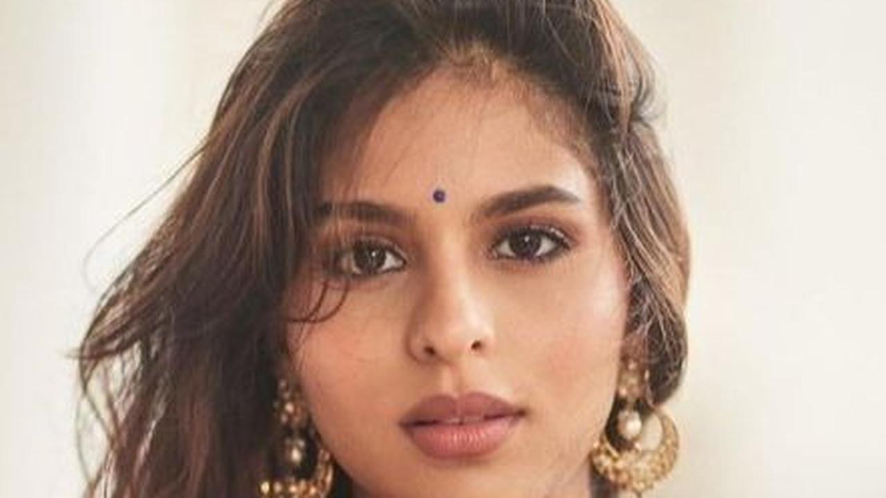 Bahkan Shahrukh Khan, ayah dari Suhana, terkagum-kagum dengan penampilan putrinya. Ia memberikan pujian bahwa Suhana sangat cantik dan memesona.