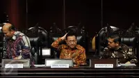 Ketua DPD RI Irman Gusman (tengah) bersama Ketua Komite II DPD Parlindungan Purba (kanan) menjadi pembicara Focus Group Discussion dengan tema Membedah UU Tapera di Gedung Nusantara V, Senayan, Jakarta, Rabu (24/2). (Liputan6.com/JohanTallo)