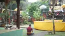 Umat Hindu berdoa di Pura Widya Dharma yang sepi di kawasan Cibubur, Jakarta Timur, Selasa (24/3/2020). Pembatasan aktivitas menjelang Hari Raya Nyepi tahun baru Saka 1942 dilakukan sesuai dengan imbauan pemerintah untuk antisipasi penyebaran virus corona Covid-19. (Liputan6.com/Immanuel Antonius)