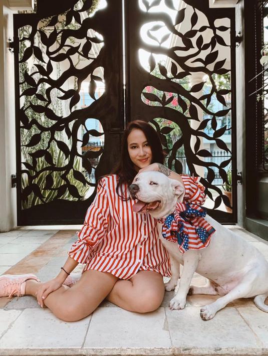 Dalam akun instagramnya, kerap kali Jannisa membagikan momen saat ia bersama anjing peliharannya tersebut. Si bule ini bahkan sering di dandani dan diajak tidur bersama oleh Jannisa.  (Liputan6.com/IG/janisaas)