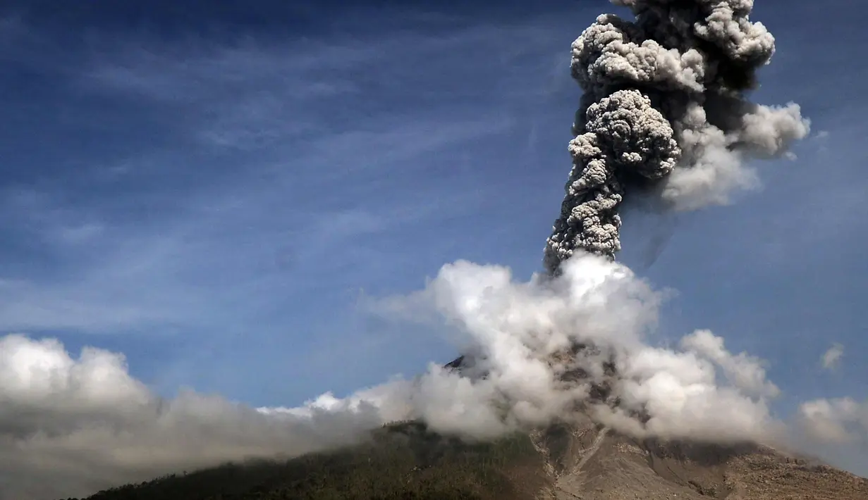 Aktivitas Gunung Sinabung yang kembali memuntahkan asap dan abu vukanik pada tanggal 15 Januari 2018. Gunung yang kembali aktif tahun 2010 untuk pertama kalinya dalam 400 tahun, meletus kembali pada tahun pada 2013. (AFP Photo/Lana Priatna)