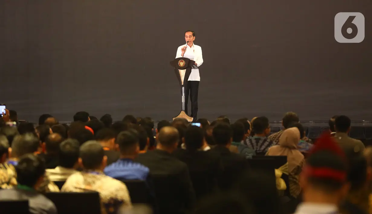 Presiden Joko Widodo memberikan sambutan saat pelantikan pengurus Himpunan Pengusaha Muda Indonesia (HIPMI) periode 2019-2024, di Jakarta, Rabu (15/1/2020). Tema Hipmi kali ini adalah peningkatan kualitas SDM pengusaha muda Indonesia menyambut era bonus demografi. (Liputan6.com/Angga Yuniar)