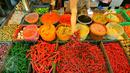 Harga cabai di Kalimantan sudah Rp 150.000 per kilogram (kg), di Jawa Barat sudah di atas Rp 100.000 per kg, DKI Jakarta masih di kisaran Rp 100.000 sampai Rp 110.000 per kg, Tangerang, Jumat (6/1). (Liputan6.com/Angga Yuniar)