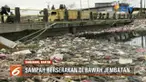 Sampah rumah tangga menumpuk di bawah Jembatan Kali Prancis, Tangerang, Banten.