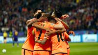 Pemain Liverpool, Philippe Coutinho dan rekan setimnya merayakan gol ke gawang Maribor pada partai fase Grup E Liga Champions di Stadion Ljudski Maribor, Selasa (17/10). Satu gol Coutinho mewarnai kemenangan telak Liverpool 7-0. (AP/Darko Bandic)