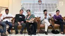 Direktur LIMA, Ray Rangkuti (kedua kanan) memberi pernyataan di Jakarta, Rabu (30/1). Pernyataan terkait dilaporkannya Komisioner KPU ke Polda Metro perihal tidak memasukkan nama Ketum Partai Hanura ke DCT anggota DPD. (Liputan6.com/Helmi Fithriansyah)