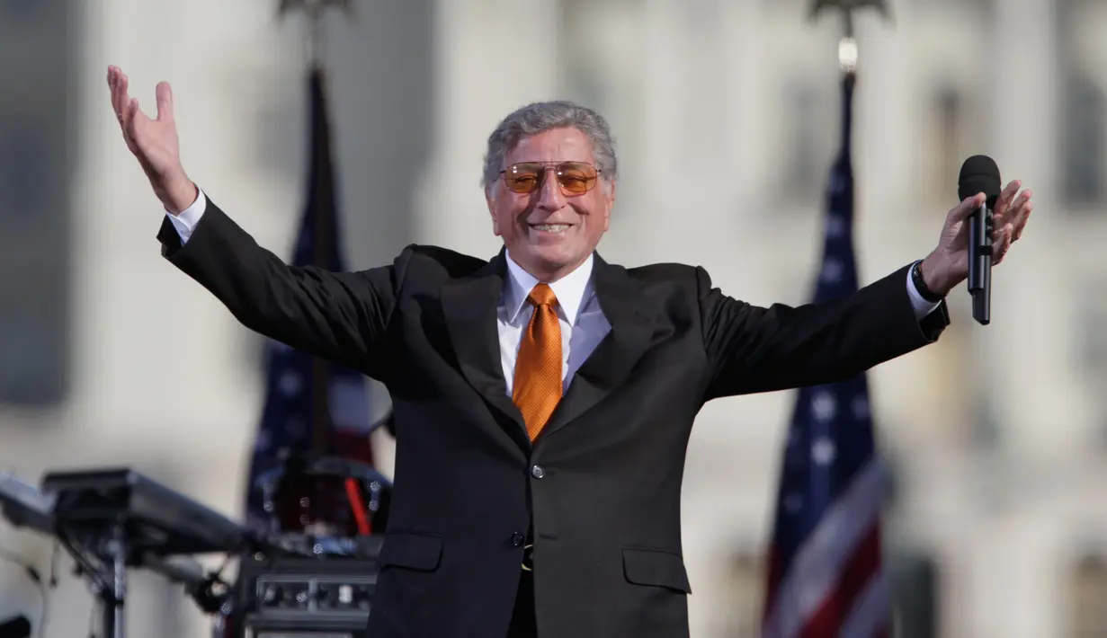 Namun, Tony Bennett sudah mulai bingung dengan kondisi di sekelilingnya. Bahkan dia sudah sulit memahami benda sehari-hari seperti garpu dan kunci. (AP Photo/Carolyn Kaster, File)