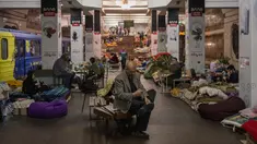 Warga tinggal di kereta bawah tanah kota Kharkiv, di Ukraina timur, Kamis (19/5/2022). Meskipun pengeboman di Kharkiv telah berkurang dan kereta bawah tanah tersebut diperkirakan akan beroperasi awal minggu depan, beberapa penduduk masih menggunakannya sebagai tempat perlindungan bom sementara. (AP Photo/Bernat Armangue)