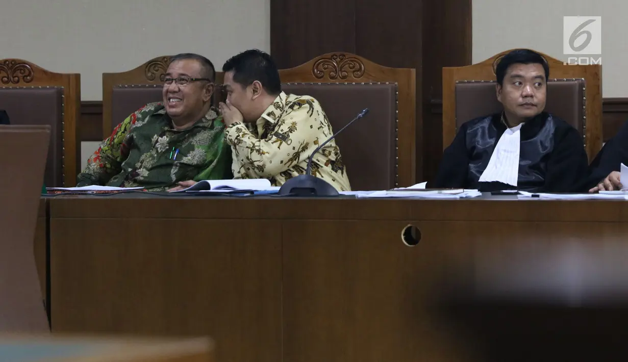 Terdakwa suap pengadaan barang dan jasa di Pemkot Kendari, Asrun (kiri) bersama Wali Kota nonaktif Kendari Adriatma Dwi Putra (tengah) saat menjalani sidang lanjutan di Pengadilan Tipikor, Jakarta, Rabu (8/8). (Liputan6.com/Helmi Fithriansyah)