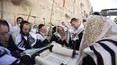 Pria Yahudi Ultra-Ortodoks berdoa selama hari raya Yahudi Sukkot di Tembok Barat, situs paling suci di mana orang Yahudi dapat berdoa di Kota Tua Yerusalem, Rabu (22/9/2021).  (AP Photo/Sebastian Scheiner)