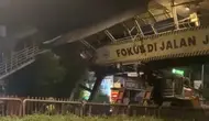 Update JPO Tendean Rusak Parah, Truk Angkut Crane Masih Nyangkut