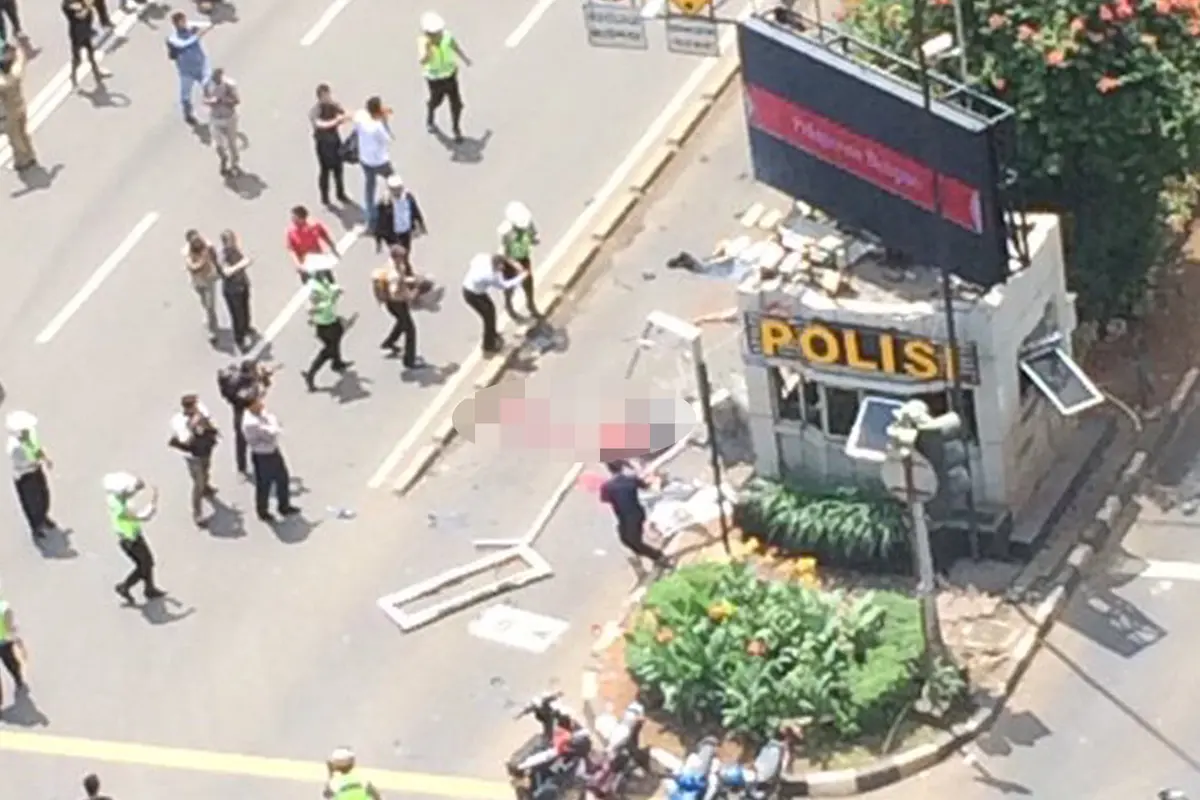 20160114-Foto-foto Ledakan di Pos Polisi Dekat Sarinah Thamrin-Jakarta