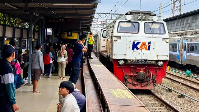 Perjalanan KA Ciremai relasi Semarang Tawang–Bandung terganggu akibat adanya longsoran tanah di petak jalan Maswati – Sasaksaat pada Rabu, 1 April 2026. (Dok KAI)
