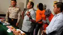 Petugas memperlihatkan barang bukti 200 gram sabu yang berada dalam kemasan makanan ringan, Polda Metro Jaya, Jakarta, Rabu (22/4/2015).   Diperkirakan hasil sabu yang berhasil diamankan senilai Rp 3.300.000.000 (Liputan6.com/Helmi Afandi)