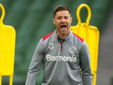 Pelatih Bayer Leverkusen, Xabi Alonso memberikan arahan kepada pemainnya saat berlatih menjelang final Liga Europa 2023/2024 melawan Atalanta di Dublin Arena, Dublin, Irlandia, Rabu (22/05/2024). (AP Photo/Kirsty Wigglesworth)