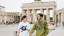 Serasi dengan gaya kasual saat liburan di Paris.