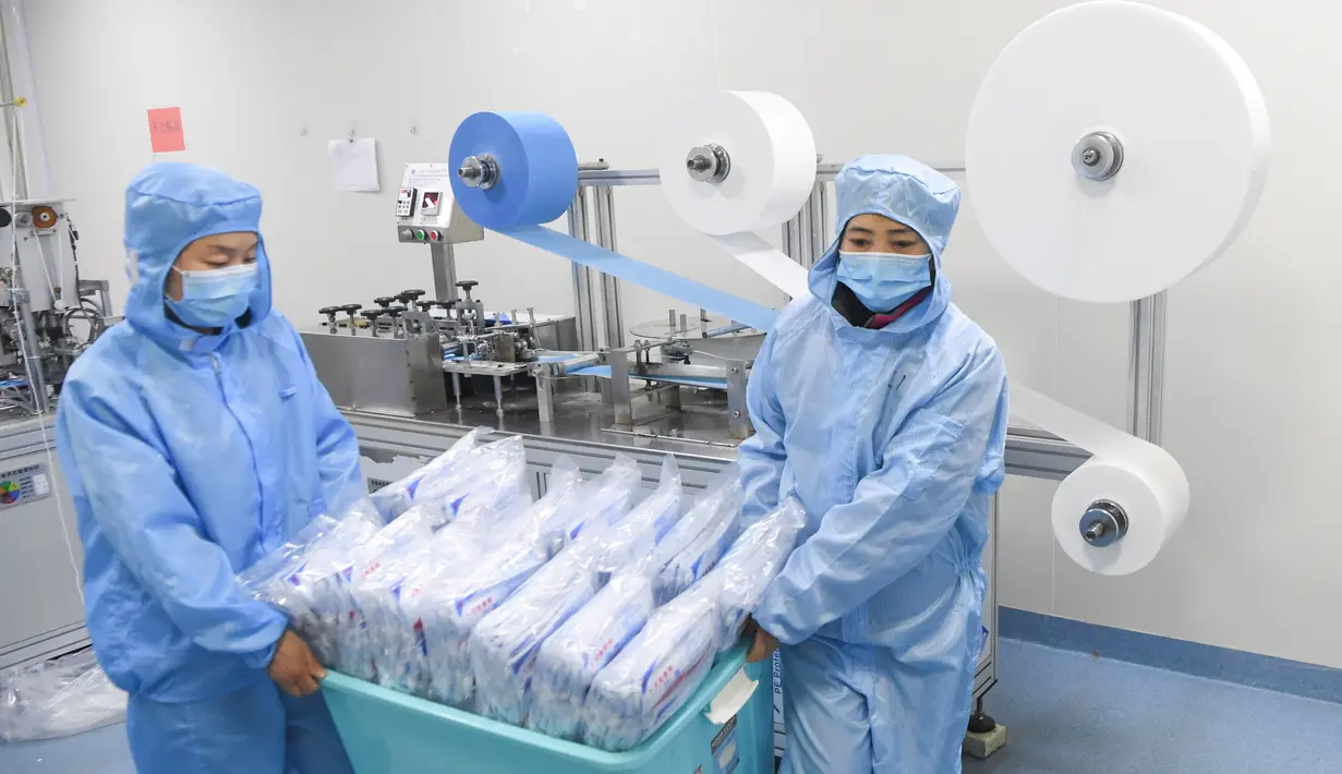 Pekerja mengangkut masker di sebuah perusahaan alat kesehatan di Distrik Nan'an, Chongqing11 Februari 2020. China melakukan segala upaya untuk menjamin ketersediaan suplai medis dan barang-barang kebutuhan harian bagi warga di tengah perang melawan epidemi virus corona. (Xinhua/Wang Quanchao)