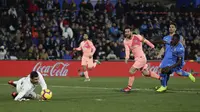Striker Barcelona, Lionel Messi, melepaskan tendangan ke gawang Getafe pada laga La Liga di Stadion Alfonso Perez, Minggu (6/1). Barcelona menang 2-1 atas Getafe. (AP/Manu Fernandez)