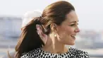 Kate Middleton selalu tampil cantik meski saat hamil. Berikut ini busanay yang dikenakannya saat hamil dan usai melahirkan. Kate saat tiba di Galeri Seni di Margate, Inggris pada 11 Maret 2011. (AFP Photo/Suzanne Plunkett)