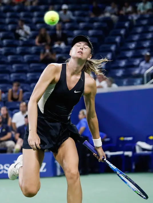 Petenis Rusia, Maria Sharapova gagal mengembalikan bola Patty Schnyder dari Swiss pada pertandingan tunggal pertama putri AS Terbuka 2018 di New York, (28/8). (AFP Photo/Eduardo Munoz Alvarez)