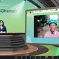 Suparno Jumar (kanan), aktivis Komunitas Peduli Ciliwung yang menerima penghargaan Waste Warrior Indonesia di ajang Award4Change 2021 oleh Waste4Change, 26 November 2021. (dok. tangkapan layar Zoom)