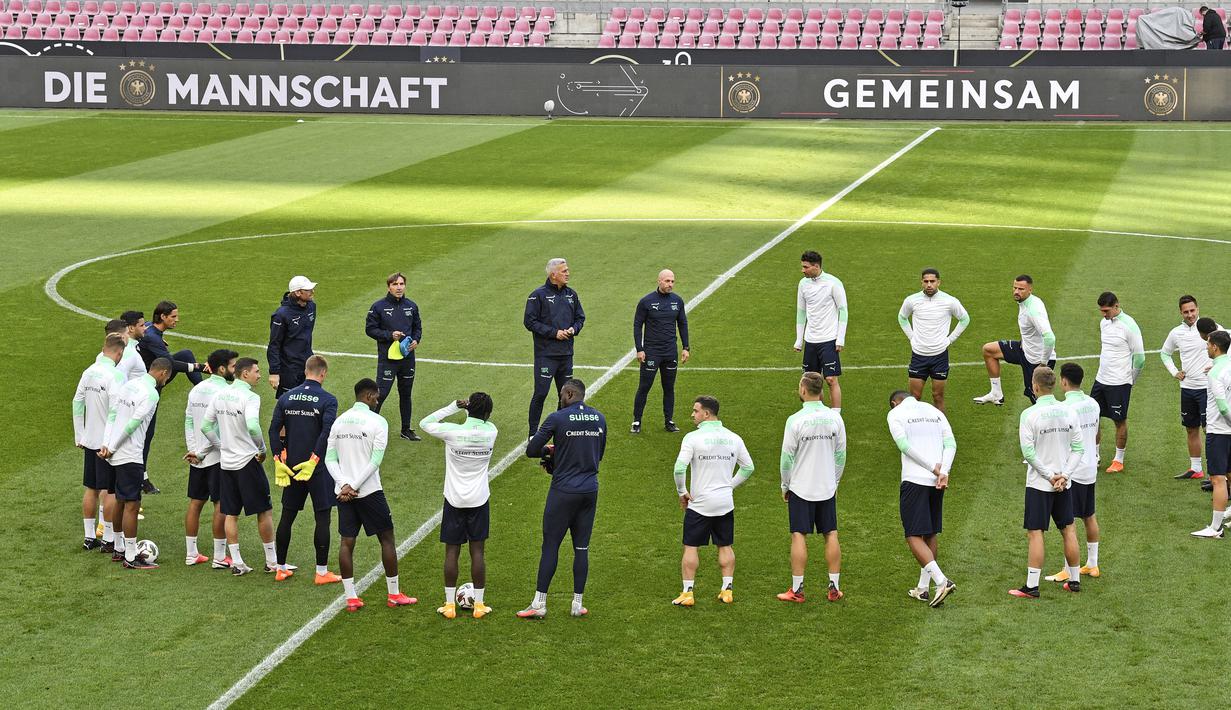Pelatih Swiss, Vladimir Petkovic (tengah) berbicara kepada para pemainnya selama sesi latihan tim di Stadion RheinEnergie, Cologne, Jerman (12/10/2020). Swiss akan bertanding melawan Jerman dalam lanjutan UEFA Nations League Divisi A Grup 4 (A4). (AP Photo/Martin Meissner)