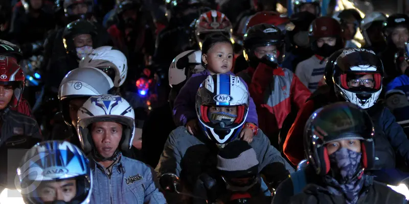 20150715-Pemudik Bermotor 'Bandel' Sertakan Bayi dan Anak Kecil-Banten 1