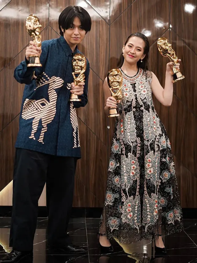 Borong Penghargaan, Ini 6 Potret Angga Yunanda dan Adhisty Zara dalam IMAA 2020