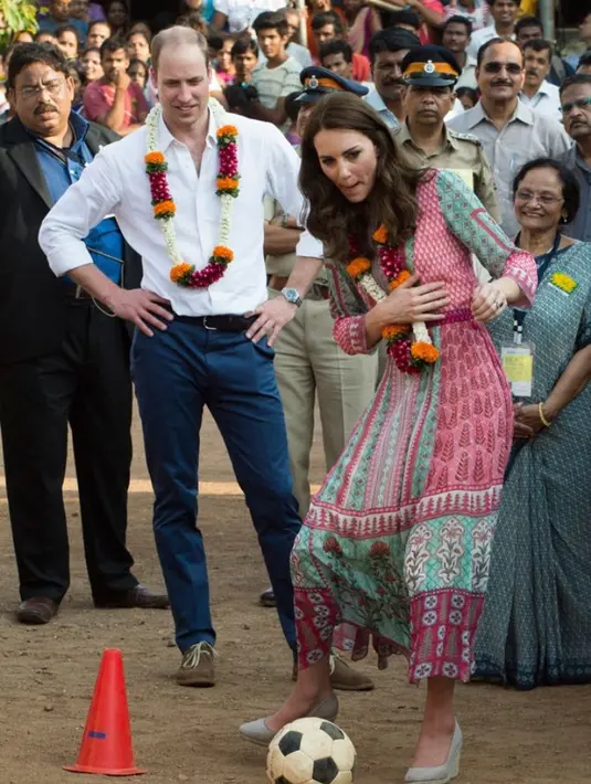 Ini saat Prince William menonto Kate saat bermain bola saat mereka sedang melakukan royal tour ke India dan Bhutan pada April 2016 lalu. (Arthur Edwards - WPA Pool/Getty Images)