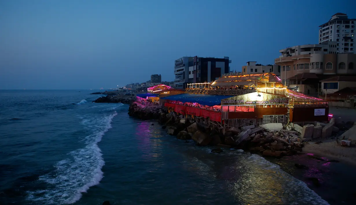 Sebuah restoran terlihat di sepanjang pantai di Kota Gaza (10/6/2019). Pergi ke restoran di dekat pantai merupakan opsi bagi warga Palestina untuk menikmati suasana alam. (AFP Photo/Mohammed Abed)