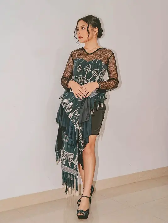 Prilly Latuconsina tampil dengan busana yang elegan. Gaun ini menggunakan kain tenun yang dirancang menjadi bustier dress berpadu dengan kain brukat yang manis. (instagram/prillylatuconsina96)