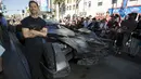 Direktur Film Batman terbaru " Batman v Superman : Dawn of Justice " Zack Snyder saat berpose didepan Batmobil di Walk of Fame, Los Angeles, California, Rabu (21/10/2015). Ia turut hadir dalam upacar penghargaan terhadap Bob Kane. (REUTERS/Mario Anzuoni)