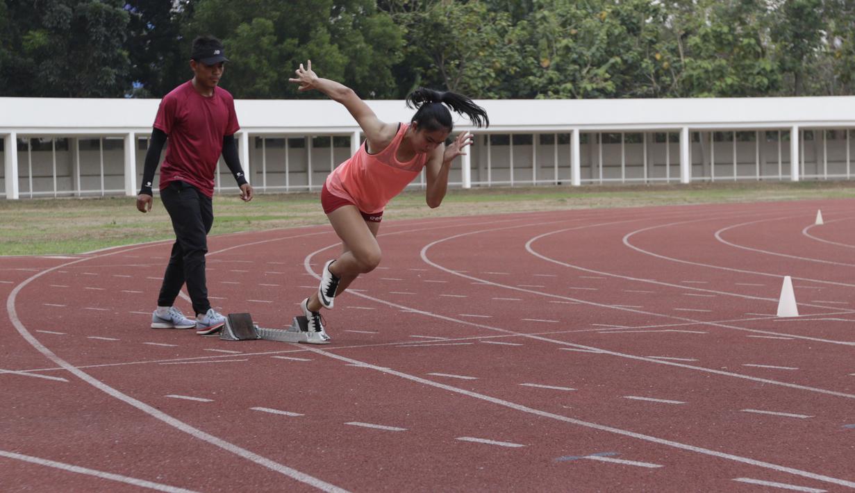 Atlet lari putri Indonesia, Jeany Nuraini, saat latihan di Stadion Madya, Jakarta, Kamis (17/10/2019). Sprinter muda ini akan menjadi salah satu atlet yang akan berlaga di SEA Games 2019. (Bola.com/M Iqbal Ichsan)