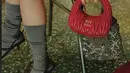 Tas Penny, Wander, dan Arcadie - ditawarkan dalam iterasi eksklusif - menjadi pusat perhatian, disertai dengan topi bisbol, kacamata berwarna mawar, dan gantungan tas yang lucu, termasuk ular rajutan dan, di toko-toko tertentu, simpul Cina yang dipersonalisasi. [Foto: Miu Miu. Dok]