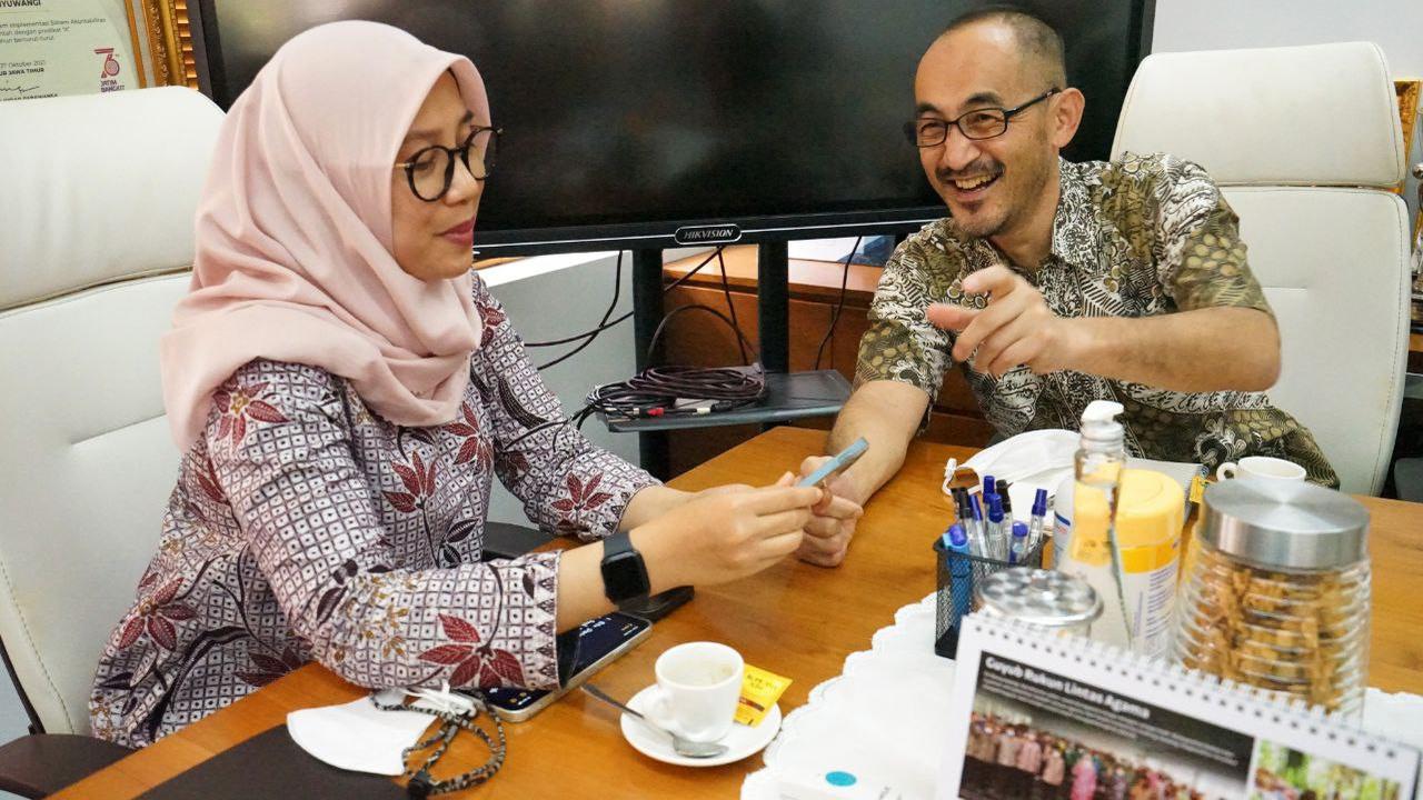 Direktur Proyek Pacific Consultants Hidetoshi Tamaoka memberikan pejelasan kepada Bupati Banyuwangi Ipuk Fiestiandani terkait pengembangan teknologi Al untuk manajemen jalan. (Istimewa)