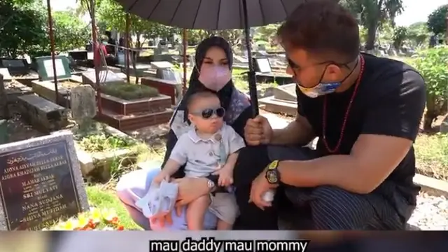 6 Momen Ammar Zoni dan Irish Bella Ajak Baby Air Ziarah ke Makam Anak Kembar
