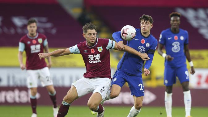 James Tarkowski dari Burnley, kiri, bersaing memperebutkan bola dengan Kai Havertz dari Chelsea selama pertandingan sepak bola Liga Premier Inggris antara Burnley dan Chelsea di stadion Turf Moor di Burnley, Inggris, Sabtu, 31 Oktober 2020. (Alex Livesey