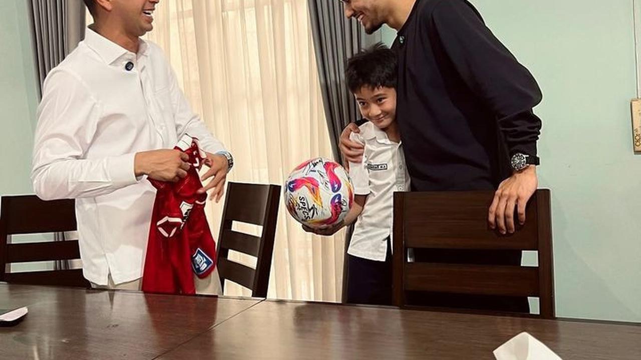 9 Potret Pemain Timnas Nathan Tjoe-A-On Datang ke Rumah Raffi Ahmad, Akrab dengan Rayyanza - Main Bola Bareng