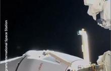VIDEO: Detik-detik Pesawat Milik Elon Musk Bersandar di Stasiun Luar Angkasa