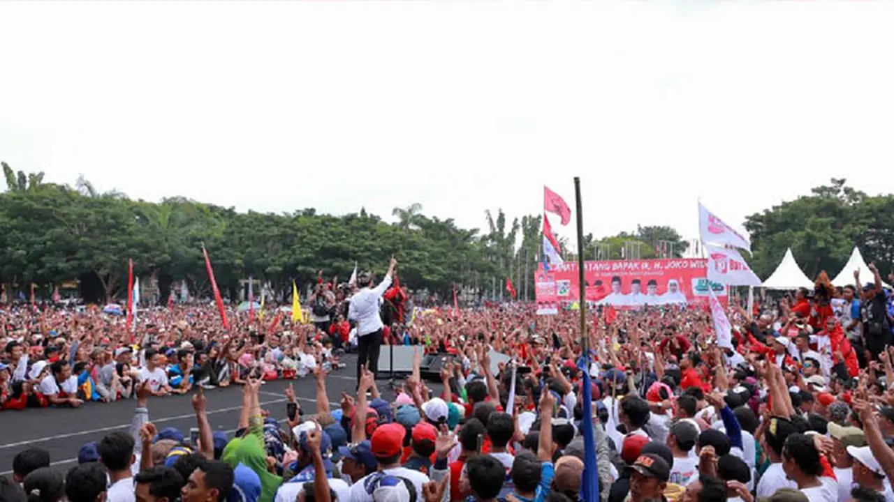 Kampanye di Banyuwangi, Jokowi Pamer Kerja Bangun Bandara sampai Pabrik Kereta
