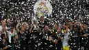 Pemain Real Madrid mengangkat trofi Piala Super Eropa usai menumbangkan Manchester United (MU) 2-1 di Skopje, Macedonia, Selasa (8/8). Ini merupakan gelar Piala Super Eropa keempat bagi Real Madrid. (AP Photo/Boris Grdanoski)