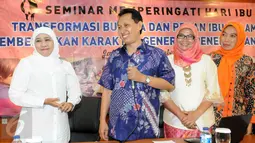 Menteri Sosial Khofifah Indar Parawansa (kiri) saat hadir dalam rangka hari ibu di Kantor DPP Gerindra, Jakarta (22/12). Mensos Khofifah menjadi pembicara dalam acara ini. (Liputan6.com/Helmi Afandi)