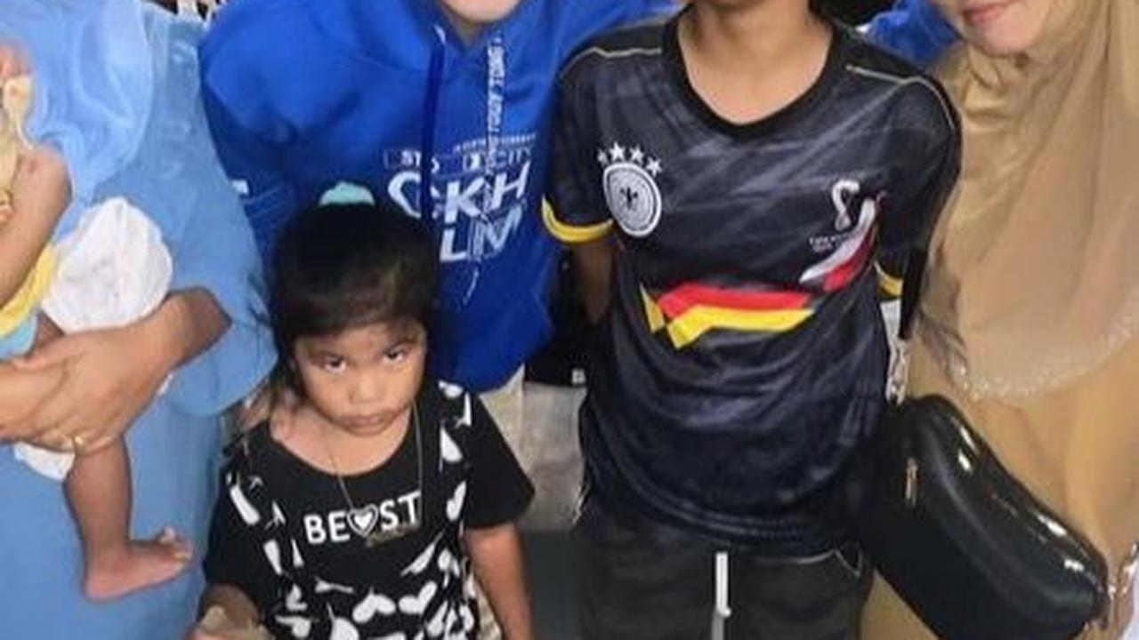 Jirayut bersama ibu dan saudara-saudaranya.