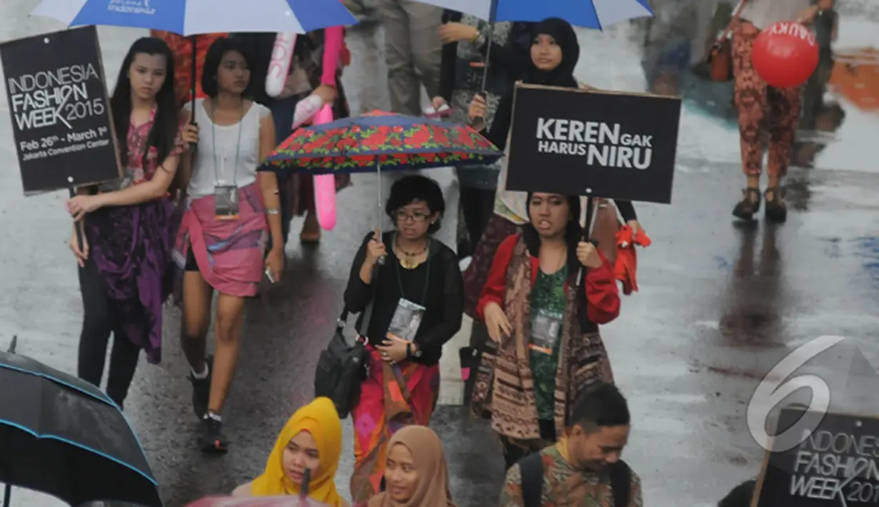 Kementerian Pariwisata menggelar Sunday Dress Up 2015 bertemakan "Ekpresi Kebanggaan Terhadap Produk Fashion Lokal", Bundaran HI, Jakarta, Minggu (1/2/2015). (Liputan6.com/Herman Zakharia)