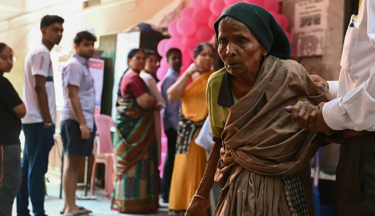 Untuk fase kelima 49 daerah tercatat mengikuti pemilu pada 20 Mei 2024, termasuk kota Mumbai. Fase keenam pada 25 Mei 2024 melibatkan wilayah padat penduduk, seperti Delhi. (Idrees MOHAMMED/AFP)