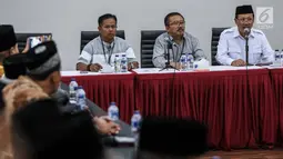Sekda Jawa Barat, Iwa Karniwa (kanan) memberikan sambutan di kantor DPP PDIP, Jakarta, Jumat (7/7). Kehadiran Iwa mendatangi DPP PDIP untuk  pendaftaran sebagai calon gubernur Jawa Barat untuk Pilkada 2018 melalui PDIP. (Liputan6.com/Faizal Fanani)