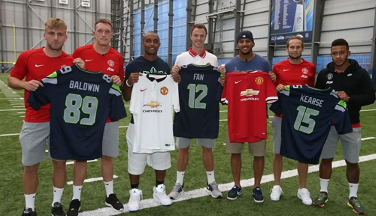 Pemain Manchester United, Jonny Evans, Daley Blind, Memphis Depay, Luke Shaw dan Phil Jones bertemu dengan bintang American Football dari klub Seattle Seahawks, Jermaine Kearse dan Doug Baldwin di Markas Seattle Seahawks. (Manutd.com)