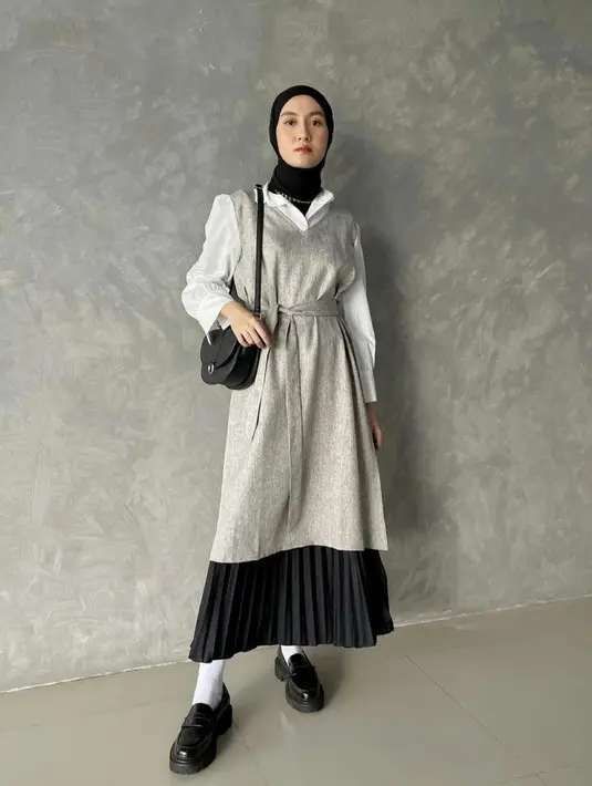 Tunik panjang juga cocok dipadukan dengan rok plisket. Tambahkan platform shoes agar look makin stylish. (Instagram/inasrana).
