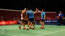 Tontowi Ahmad dan Liliyana Natsir bersalaman dengan ganda campuran Hongkong Lee Chun Hei Reginald dan Chau Hoi Wah. Indonesia menang dengan skor (26-24 dan 21-14) di turnamen Indonesia Open 2015, Jakarta, Selasa (2/6/2015). (Liputan6.com/Andrian M Tunay)